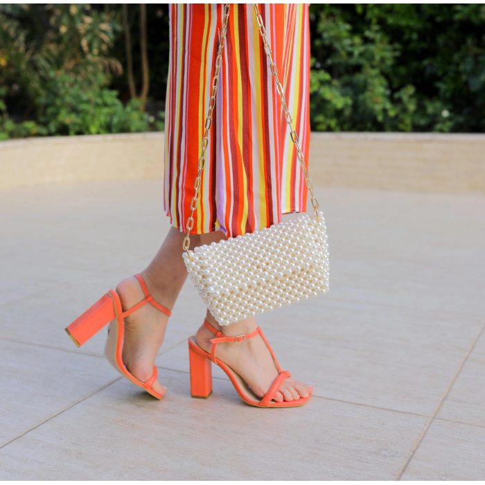 Uzun zincir kollu kapaklı inci çanta beyaz