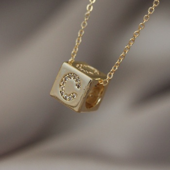 Gold Renk Zirkon Taşlı Küp Model C Harfli Kolye