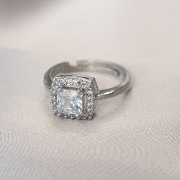 Gümüş Renk Baget ve Zirkon Taşlı Kare Yüzük