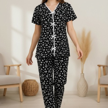 Kadın Siyah Kalp Desenli Fiyonklu Kısa Kollu Uzun Pijama Takımı