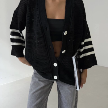 Büyük düğmeli salaş triko hırka siyahbeyaz