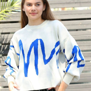 Mavi çizgili bisiklet yaka kazak beyaz