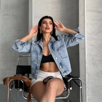 Çift cepli kol katlamalı kar yıkama crop kot ceket buz mavi d2000