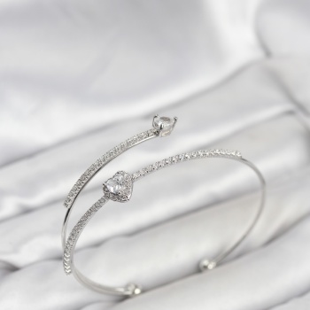 Kalp Model Pirinç Gümüş Renk Kadın Bileklik