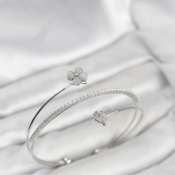 Yonca Çiçek Model Pirinç Gümüş Renk Kadın Bileklik