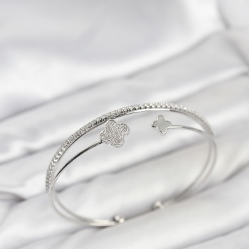 Yonca Model Pirinç Gümüş Renk Kadın Bileklik