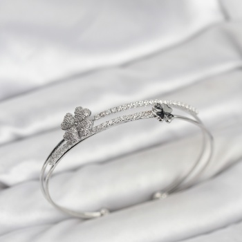 Pirinç Gümüş Renk Yonca Model Kadın Bileklik