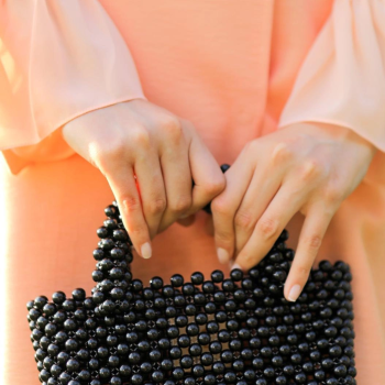 El yapımı incili yuvarlak kol çanta siyah