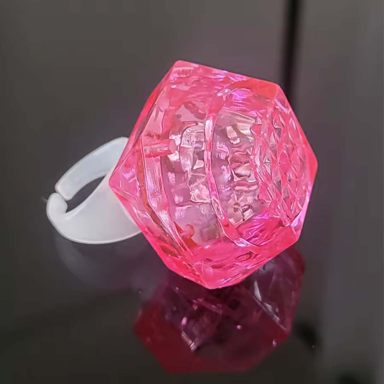 Kristal Tasarımlı Led Glow Işıklı 3 Modlu Pembe Yüzük 3.5 x 5 cm (4767)