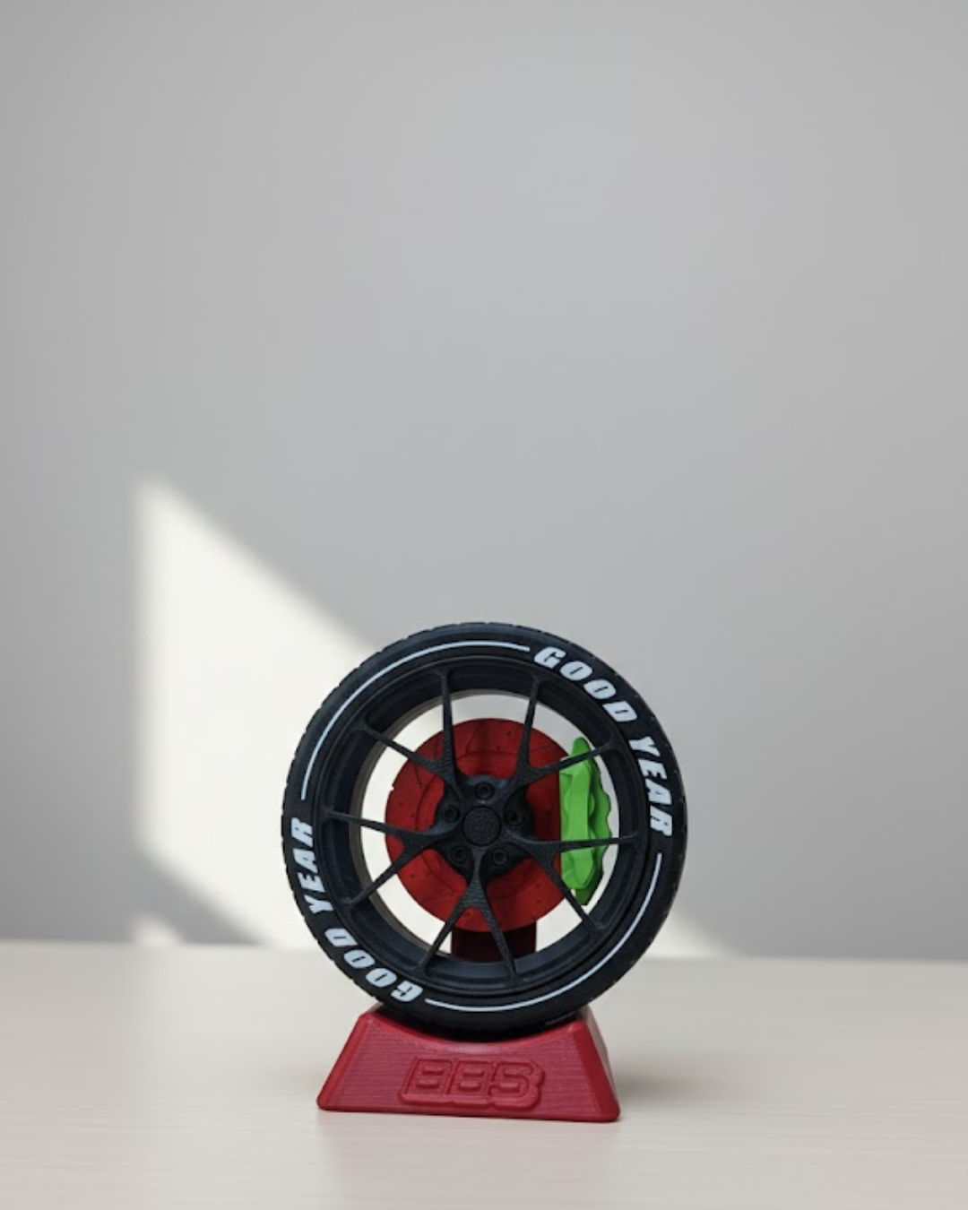 Araba Tutkunlarına Özel Jant Tasarımlı Ofis Masa Dekoru