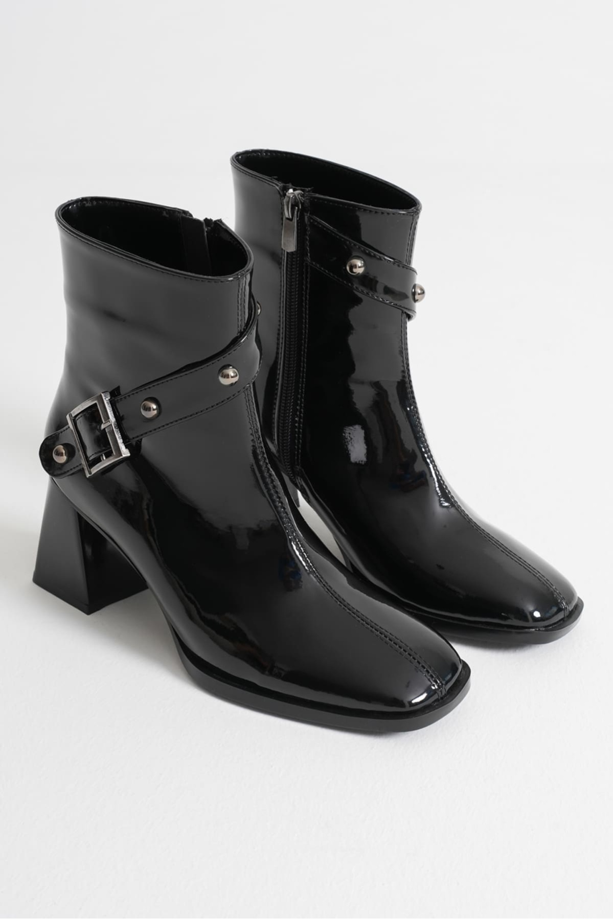 Vera Kadın Siyah Rugan Topuklu Bot