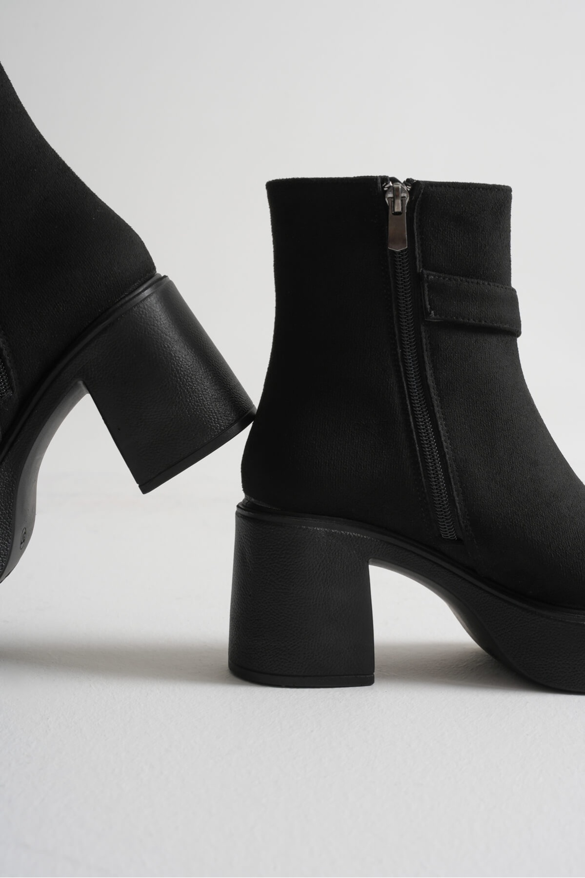 Mona Kadın Siyah Süet Tokalı Topuklu Bot