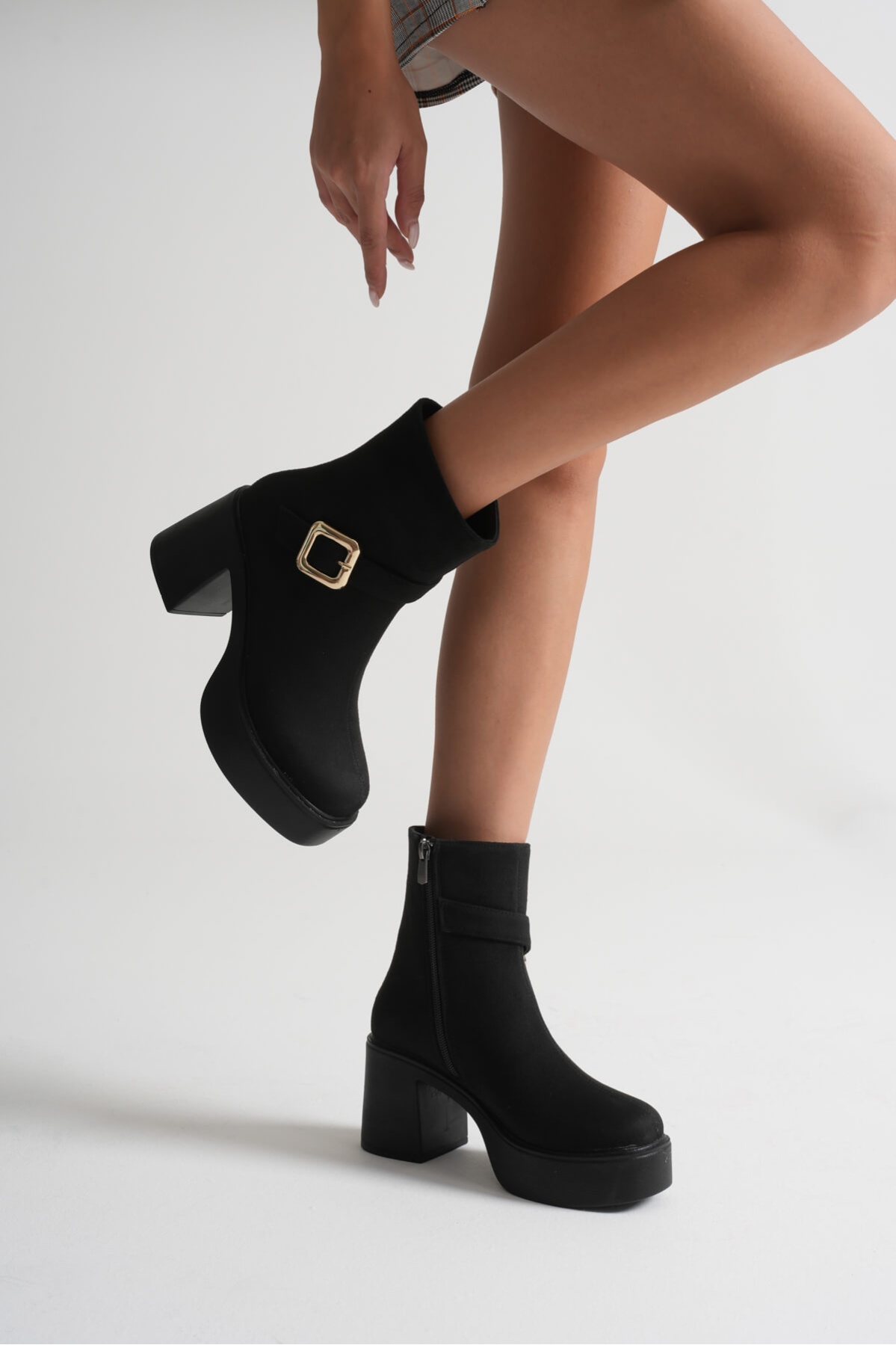 Mona Kadın Siyah Süet Tokalı Topuklu Bot