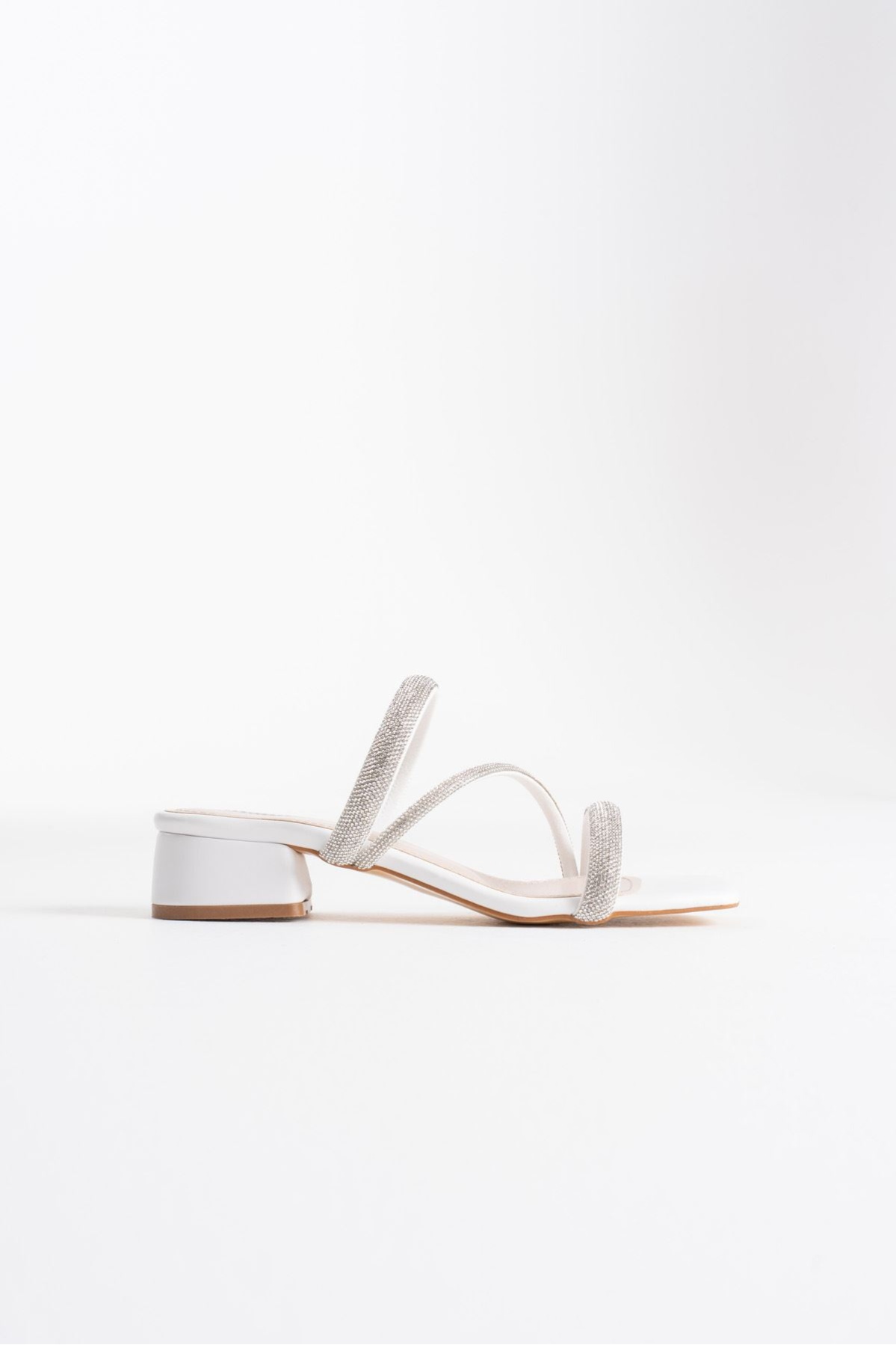 Tanya Beyaz Kadın Taşlı Terlik