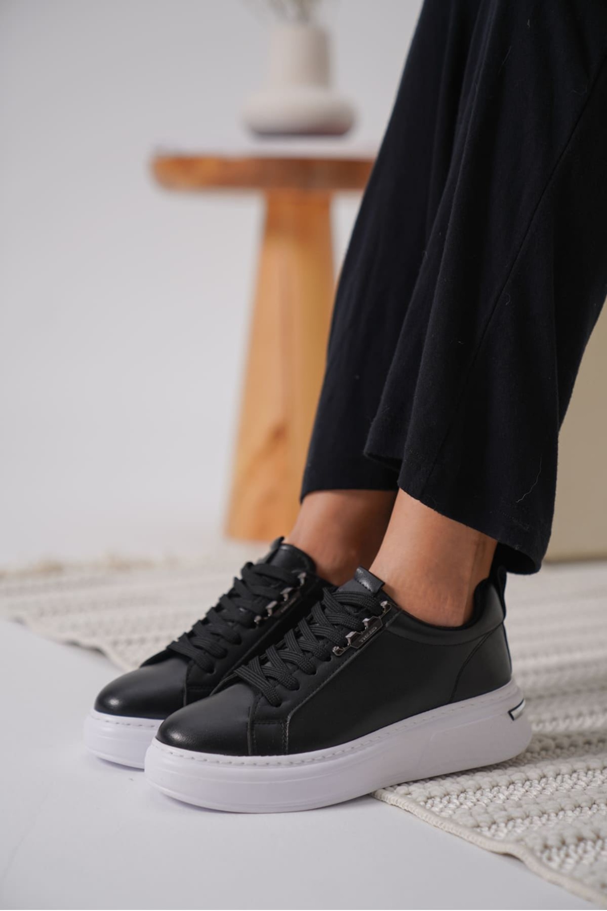 Nova Kadın Gümüş Detaylı Siyah Sneaker