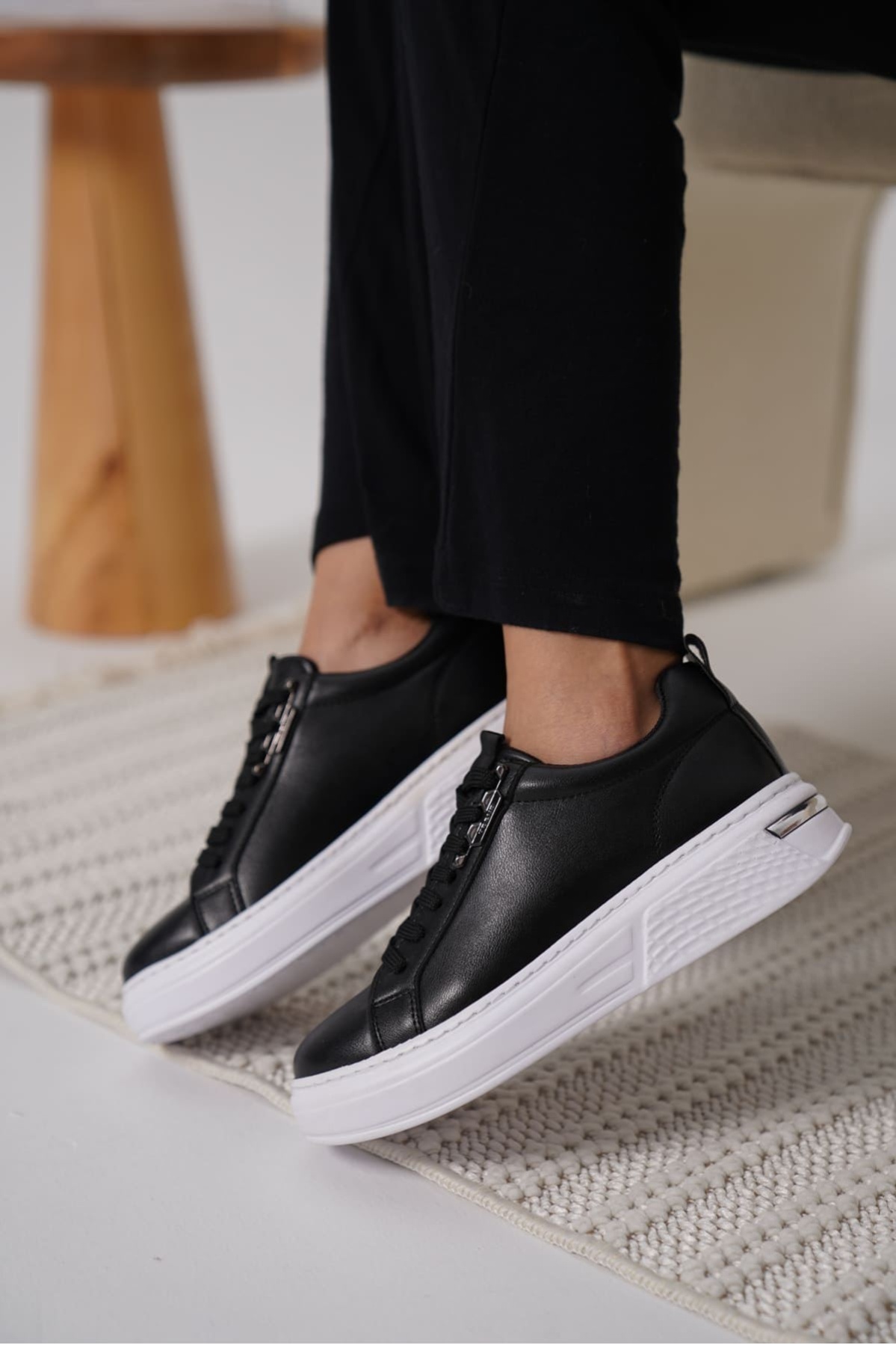 Nova Kadın Gümüş Detaylı Siyah Sneaker