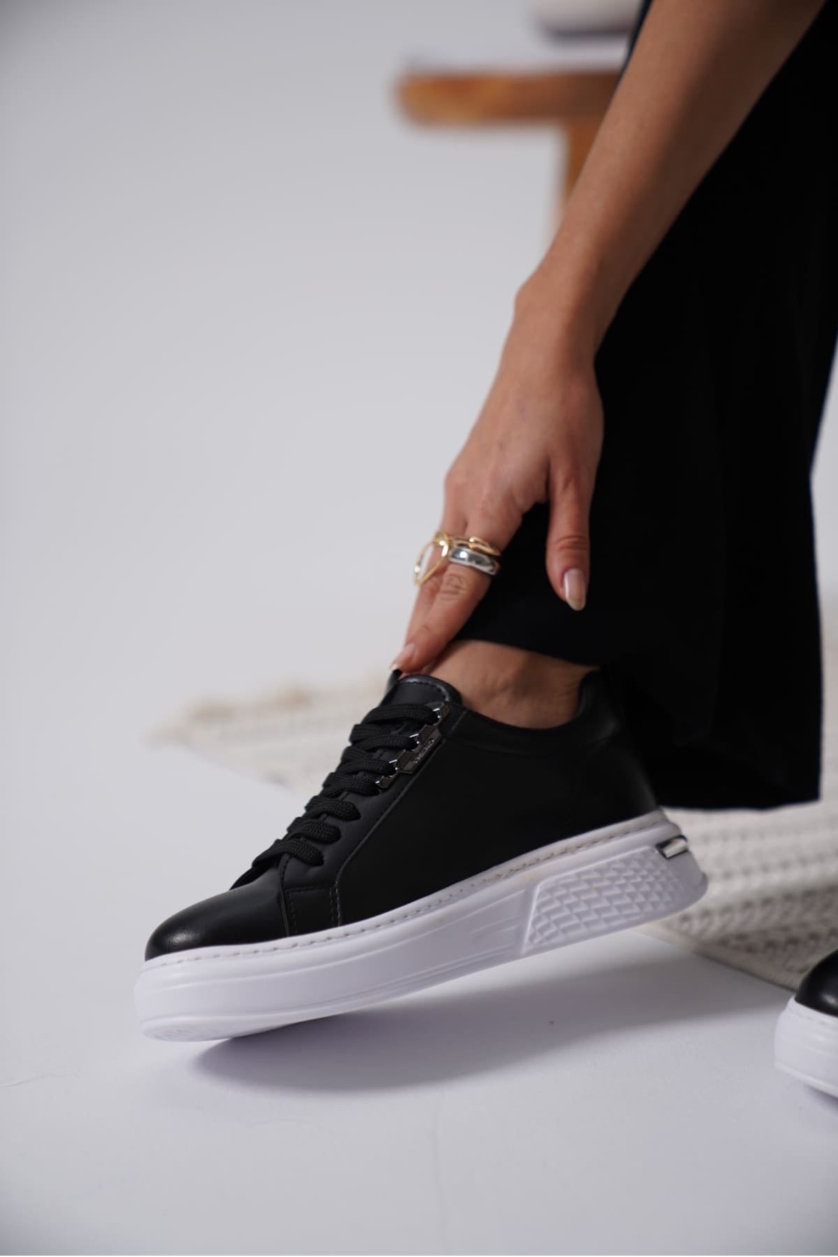 Nova Kadın Gümüş Detaylı Siyah Sneaker