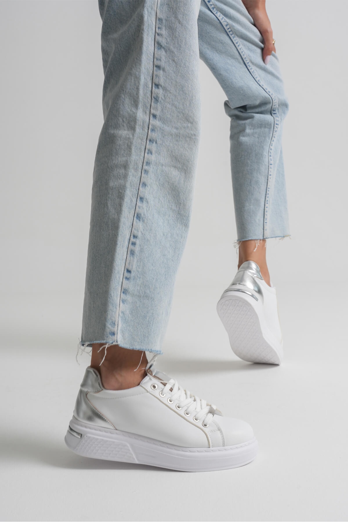 Vega Gümüş Detaylı Beyaz Kadın Spor Ayakkabı