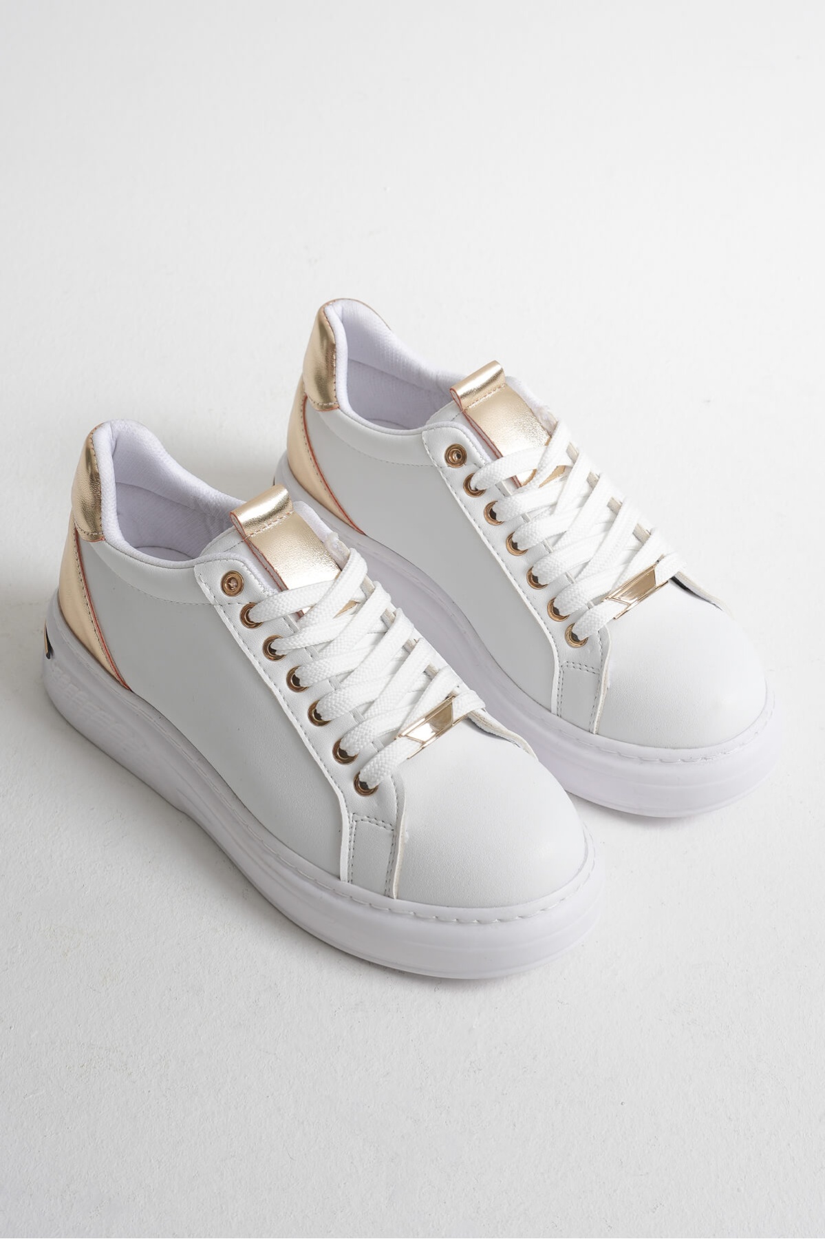 Vega Altın Detaylı Beyaz Kadın Spor Ayakkabı