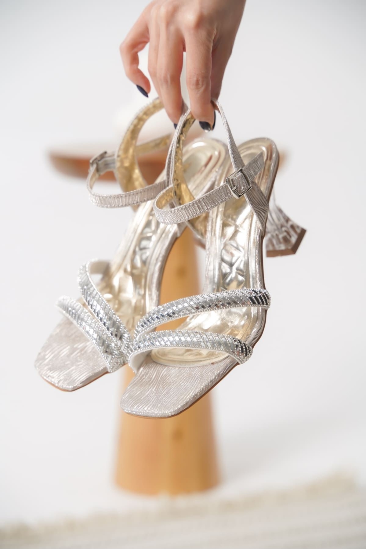 Kendy Altın Taşlı Kadın Topuklu Sandalet