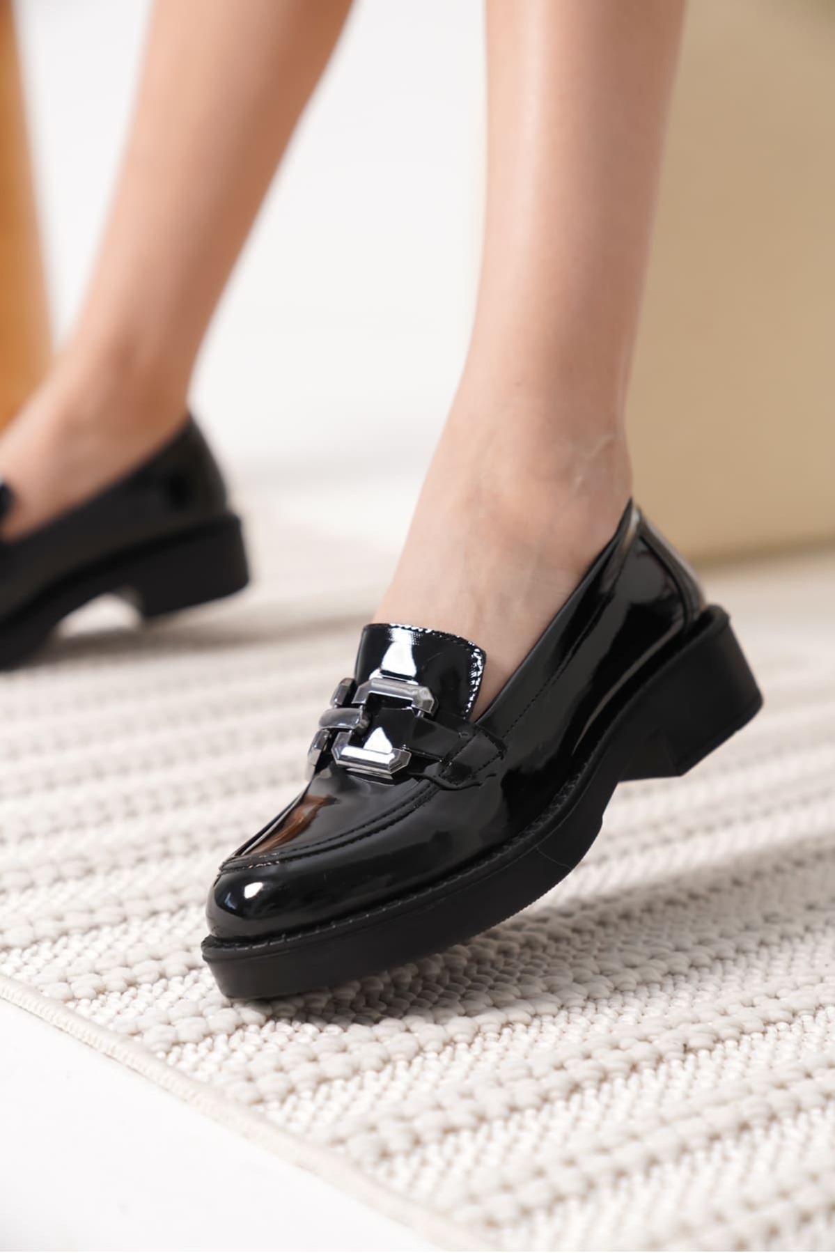 Caro Kadın Rugan Siyah Gümüş Tokalı Loafer