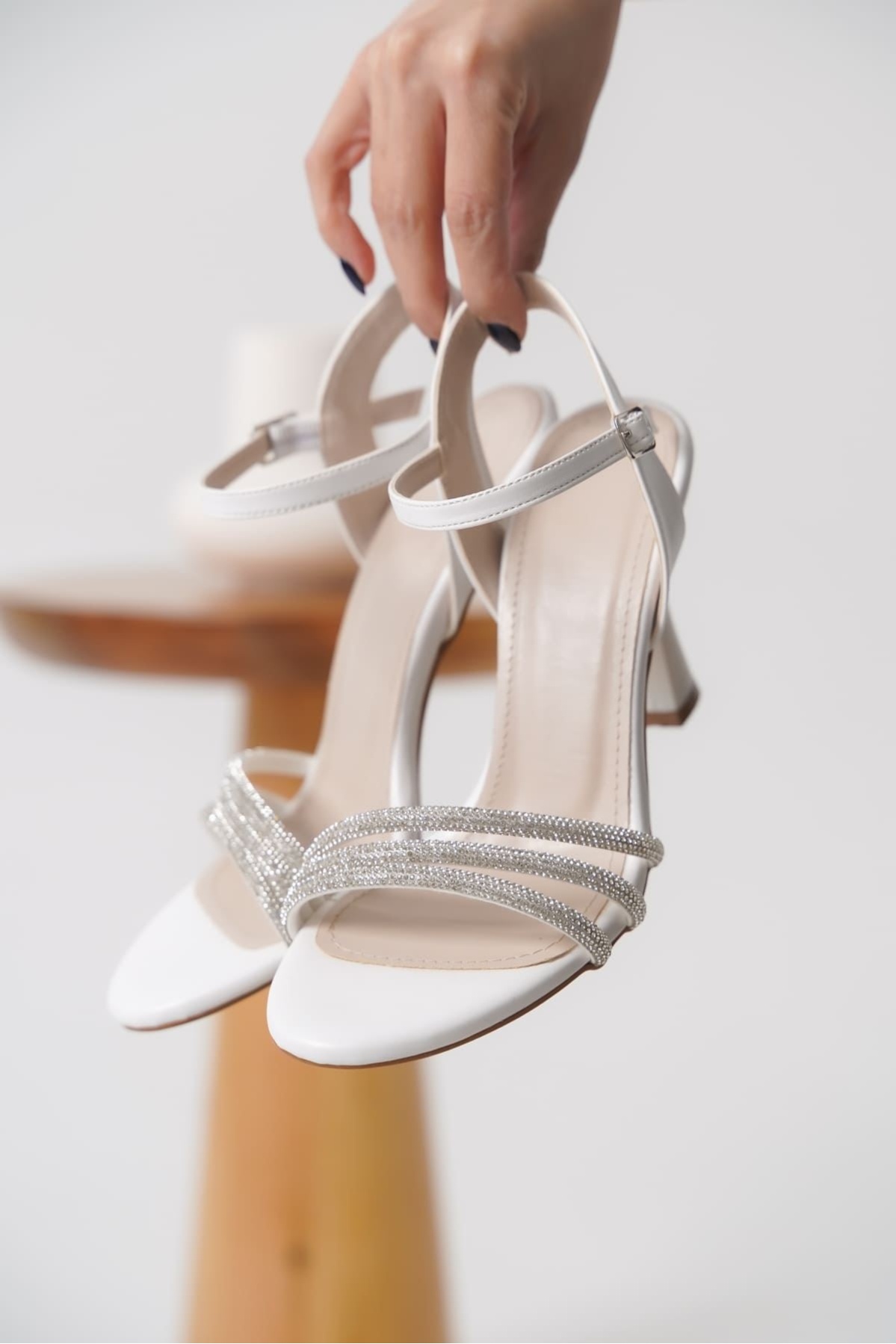 Lilia Kadın Beyaz Taşlı Sandalet