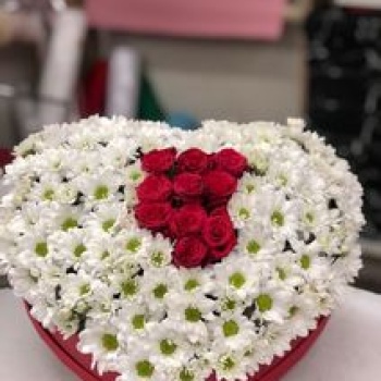 Kutu Kalp 11 Adet Kırmızı Canlı Gül Ve Papatya