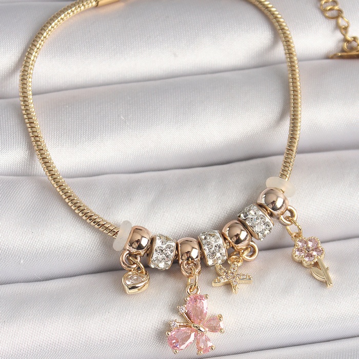 Pirinç Gold Renk Sallantı Pembe Zirkon Taşlı Kelebek Figür Çiçek Detay Charm Kadın Bileklik
