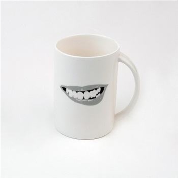 Gülen Dudaklı Kupa Dudak Isırış