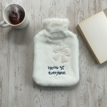 ® Hello Everyone Yazılı Kurdeleli Beyaz Peluş Sıcak Su Torbası 1 Lt – Yumuşak Kılıf, Uzun Süre Sıcak Tutan Termal Su Torbası