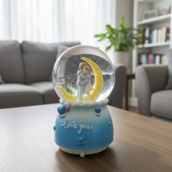 ® Pilli Işıklı Müzikli Kar Küresi–Hilal Ay Figürlü Romantik Masaüstü Biblo, LED Aydınlatmalı Dekoratif Hediyelik Kar Küresi