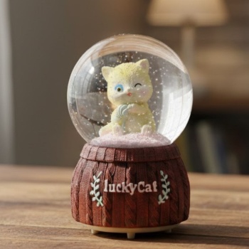 ® Pilli Işıklı Müzikli Kar Küresi–Şanslı Kedi Figürlü Eğlenceli Masaüstü Biblo, LED Aydınlatmalı Dekoratif Hediyelik Kar Küresi