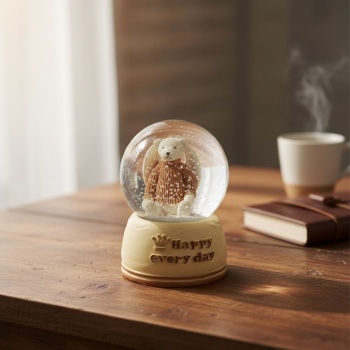 ® Pilli Işıklı Müzikli Kar Küresi–Sevimli Ayıcık Figürlü Eğlenceli Masaüstü Biblo, LED Aydınlatmalı Dekoratif Hediyelik Kar Küresi
