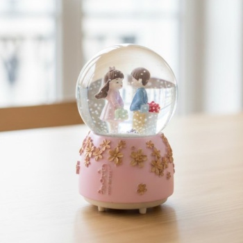 ® Pilli Işıklı Müzikli Kar Küresi–Sevgili Çiçek Detay Figürlü Eğlenceli Masaüstü Biblo, LED Aydınlatmalı Dekoratif Hediyelik Kar Küresi