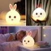® 5 Farklı Renk Modlu Tavşan Figürlü Pofuduk LED Gece Lambası–Yumuşak Dokulu Çocuk Odası ve Dekoratif Şarjlı Ortam Işığı