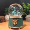 ® Pilli Işıklı Müzikli Kar Küresi–İki Geyikli Yeşil Figürlü Eğlenceli Masaüstü Biblo, LED Aydınlatmalı Dekoratif Hediyelik Kar Küresi