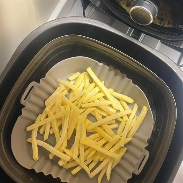 Biomak® Renkli Isıya Dayanıklı Yıkanılabilir Silikon Fırın  Airfryer Kare Model Pişirme Matı 20 cm