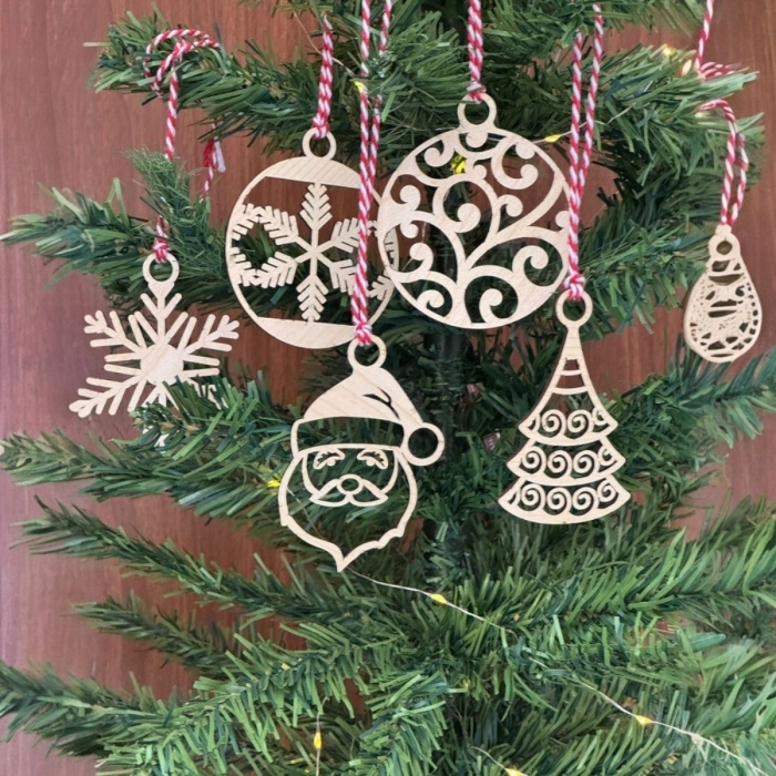 Biomak® 6 Parça Kırmızı Beyaz İpli Noel Babalı ve Kar Tanesi Model Ahşap Yılbaşı Ağaç Süsü