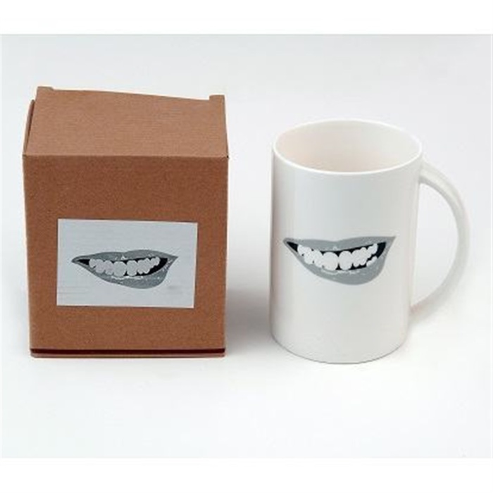 Gülen Dudaklı Kupa Dudak Isırış