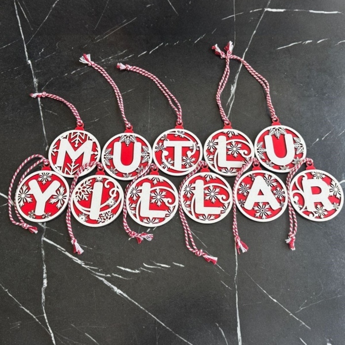 Biyomak® 11 Harfli Kırmızı Beyaz İpli MUTLU YILLAR Yazılı Ahşap Yılbaşı Ağaç Süsü