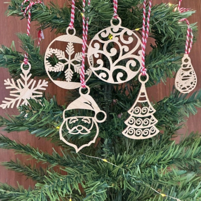 Biyomak® 6 Parça Kırmızı Beyaz İpli Noel Babalı ve Kar Tanesi Model Ahşap Yılbaşı Ağaç Süsü