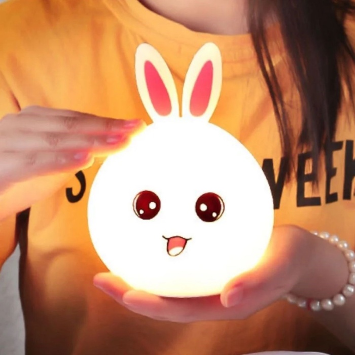 ® 5 Farklı Renk Modlu Tavşan Figürlü Pofuduk LED Gece Lambası–Yumuşak Dokulu Çocuk Odası ve Dekoratif Şarjlı Ortam Işığı