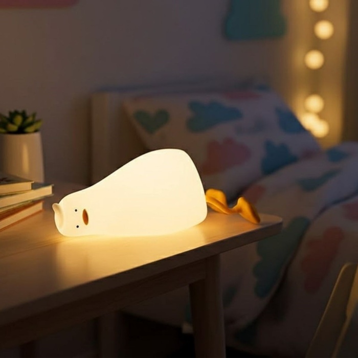 ® 5 Farklı Renk Modlu Tembel Ördek Figürlü Pofuduk LED Gece Lambası–Yumuşak Dokulu Çocuk Odası ve Dekoratif Şarjlı Ortam Işığı