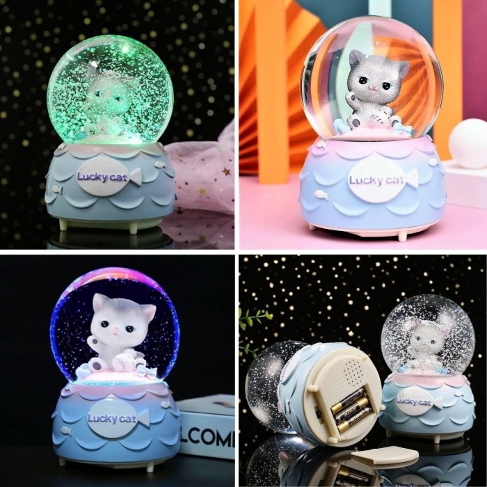 ® Pilli Işıklı Müzikli Kar Küresi–Şanslı Toplu Kedi Figürlü Eğlenceli Masaüstü Biblo, LED Aydınlatmalı Dekoratif Hediyelik Kar Küresi