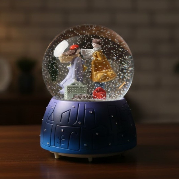 ® Pilli Işıklı Müzikli Kar Küresi–Valizli Sevgili Çift Figürlü Eğlenceli Masaüstü Biblo, LED Aydınlatmalı Dekoratif Hediyelik Kar Küresi