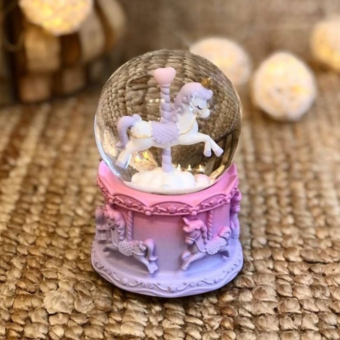 ® Pilli Işıklı Müzikli Kar Küresi–At Figürlü Eğlenceli Masaüstü Biblo, LED Aydınlatmalı Dekoratif Hediyelik Kar Küresi