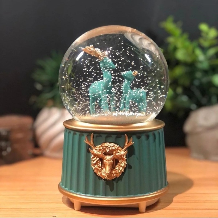 ® Pilli Işıklı Müzikli Kar Küresi–İki Geyikli Yeşil Figürlü Eğlenceli Masaüstü Biblo, LED Aydınlatmalı Dekoratif Hediyelik Kar Küresi