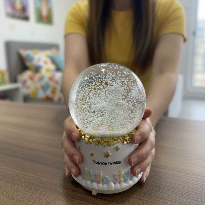 ® Pilli Işıklı Müzikli Kar Küresi–Pony At Figürlü Eğlenceli Masaüstü Biblo, LED Aydınlatmalı Dekoratif Hediyelik Kar Küresi