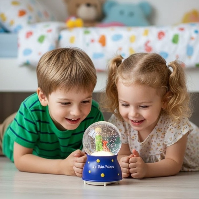 ® Pilli Işıklı Müzikli Kar Küresi–Le Petit Küçük Prens Figürlü Eğlenceli Masaüstü Biblo, LED Aydınlatmalı Dekoratif Hediyelik Kar Küresi