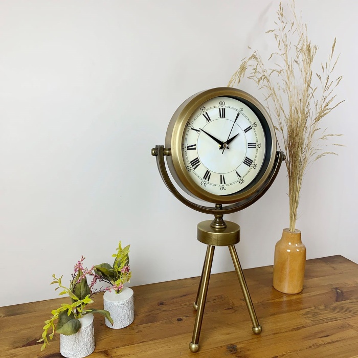 ® Zentime Eskitme Roma Rakamlı Tripod Üç Ayaklı Metal Masa Saati